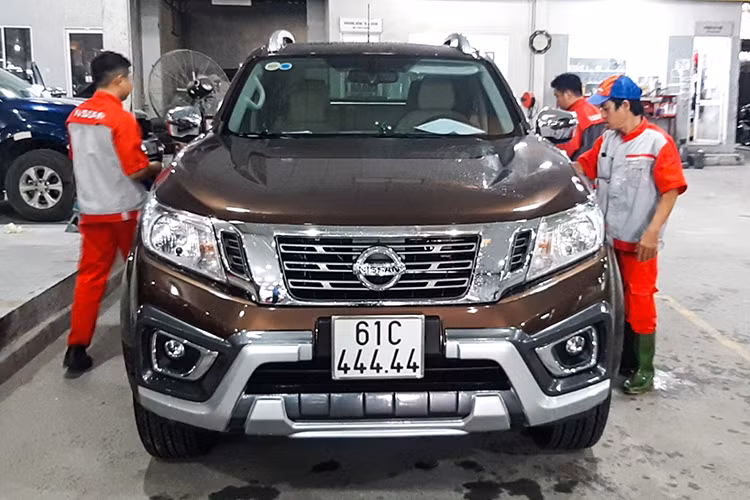 Một người mua xe bán tải Nissan Navara tại Bình Dương đã có ‘’bàn tay vàng’’ khi bấm được biển số 61C – 444.44 "ngũ quý 4" cho chiếc xe của mình, sau đó chủ xe đa nhanh chóng rao bán trên các diễn đàn ôtô với giá 1,5 tỷ đồng, người bán cho biết có thể thương lượng lại giá.