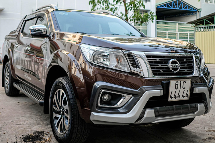 Trong phân khúc bán tải cỡ trung tại Việt Nam, Nissan Navara phiên bản EL là mẫu xe hiếm hoi sử dụng hệ thống treo phía sau loại lò xo đa điểm, thay vì dùng lò xo lá (Nhíp) có khả năng chịu tải nặng hơn, sử dụng kết hợp với giảm chấn. Trong khi đó, hệ thống treo trước của Navara EL vẫn là loại treo độc lập, tay đòn kép với thanh cân bằng kết hợp với giảm chấn thủy lực tương tự các phiên bản còn lại.