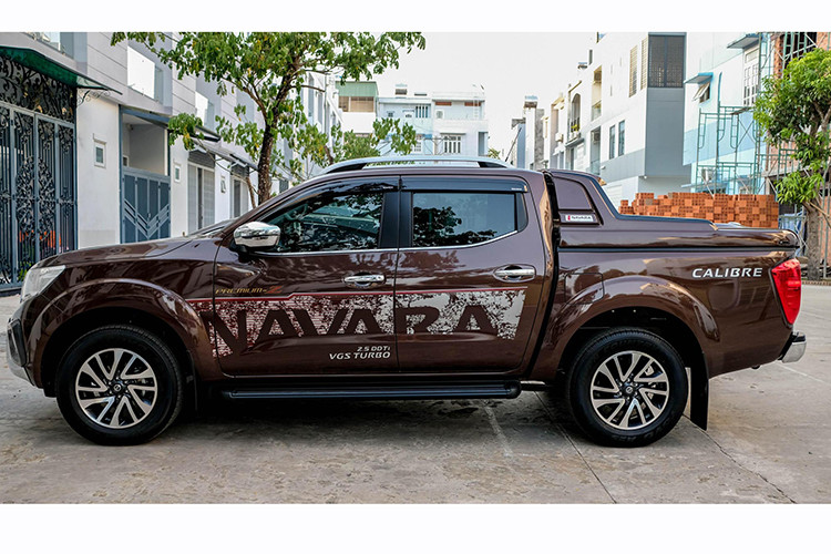 Nissan Navara EL Premium sử dụng động cơ Dầu 4cyl thẳng hàng dung tích 2.5L tăng áp, VGS, cho công suất 161 mã lực tại 6.300 vòng/phút và mô-men xoắn cực đại 403Nm đạt được từ 2.000 vòng/phút. Sức mạnh được truyền xuống cầu sau (4x2) thông qua hộp số tự động 7 cấp với chế độ chuyển số tay. 