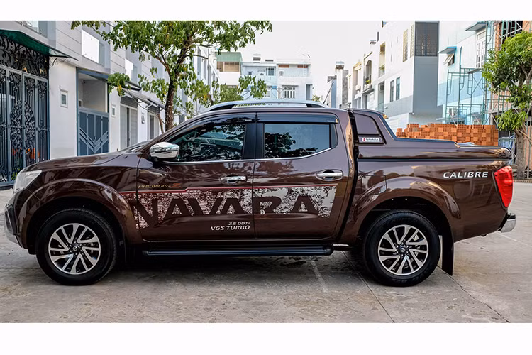 Nissan Navara EL Premium sử dụng động cơ Dầu 4cyl thẳng hàng dung tích 2.5L tăng áp, VGS, cho công suất 161 mã lực tại 6.300 vòng/phút và mô-men xoắn cực đại 403Nm đạt được từ 2.000 vòng/phút. Sức mạnh được truyền xuống cầu sau (4x2) thông qua hộp số tự động 7 cấp với chế độ chuyển số tay. 