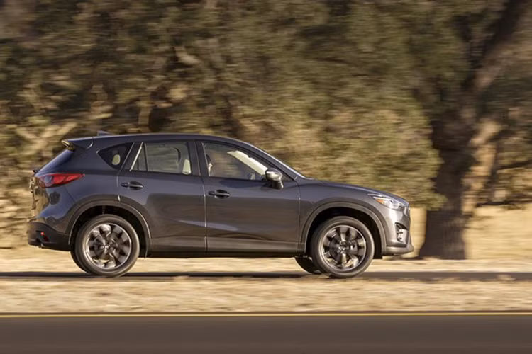 Phiên bản CX-5 2016 sử dụng động cơ 2.5L với khả năng vận hành mạnh mẽ hơn, nó được kỳ vọng là đối thủ đáng gờm của Honda CR-V và đang bám sát nhau về số lượng tiêu thụ trong cả năm 2015 vừa qua với khoảng cách chỉ 200 xe.