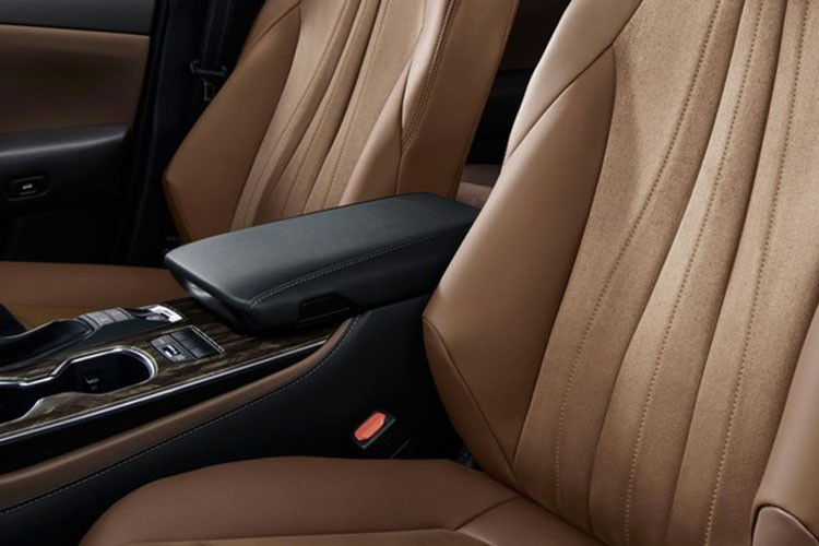 Cả hai phiên bản đặc biệt Crown Limited II và Crown Elegance Style III đều sử dụng chung hệ truyền động hybrid 2.5L, mang đến công suất 222 mã lực và mômen xoắn cực đại 221 Nm. Sức mạnh của động cơ được truyền đến cả 4 bánh xe thông qua hộp số CVT vô cấp và hệ dẫn động 4 bánh.