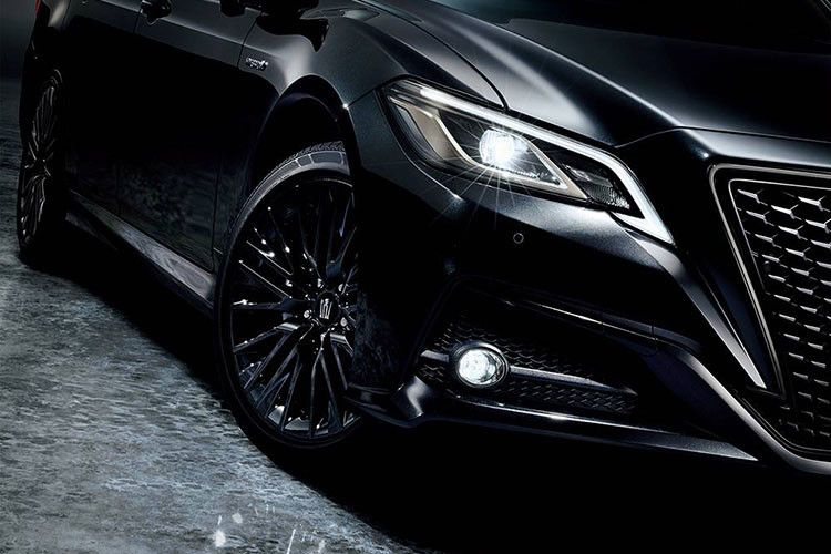 Đi kèm là bộ mâm 18 inch màu đen nhám và bộ lốp 255/45 R18. Phần lưới tản nhiệt của xe được bổ sung chi tiết điểm nhấn, ốp viền đèn sương mù được sơn đen bóng trong khi ốp kính đèn pha và đèn hậu có hiệu ứng khói.