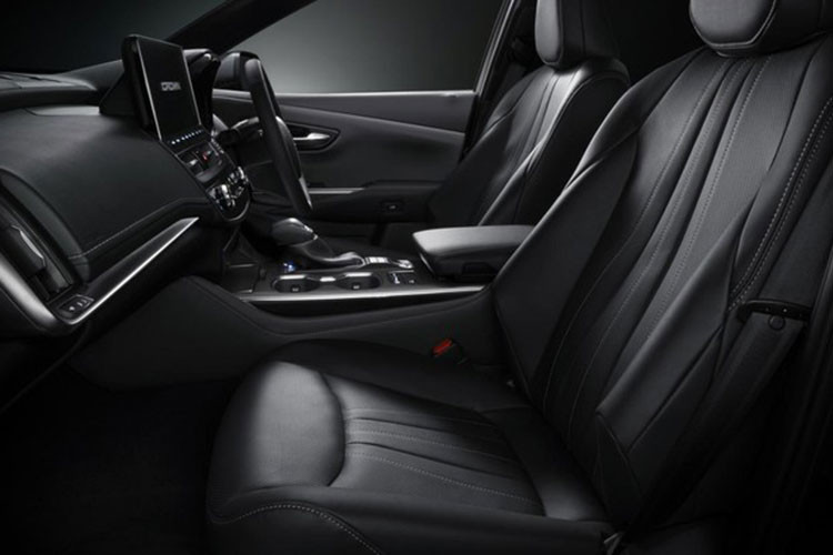 Bên trong nội thất, khoang lái của Toyota Crown RS Limited II được bao trùm bởi chất liệu da màu đen, nổi bật trên đó là đường chỉ thêu tương phản. Toàn bộ ghế xe đều có tính năng thông khí, táp lô và bảng điều khiển trung tâm có ốp trang trí màu nòng súng đẹp mắt.