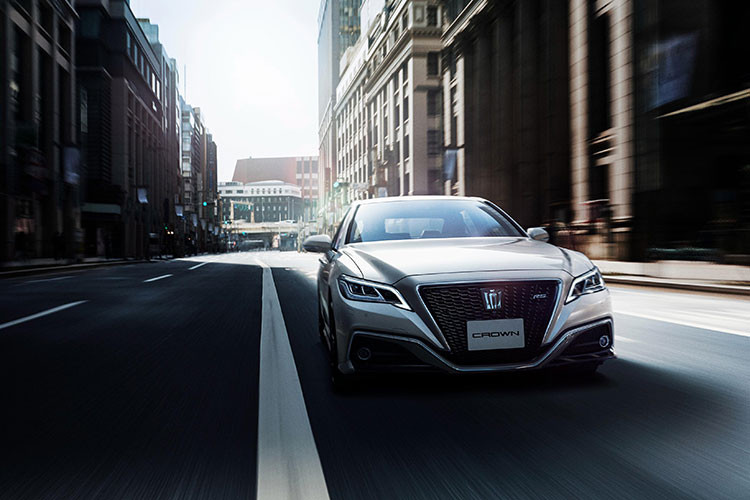 Theo đó đầu tiên là Toyota Crown RS Limited II đặc biệt, được nâng cấp lên từ bản trang bị Crown RS, nhưng mang trên mình màu sơn cùng một số trang bị đặc biệt.