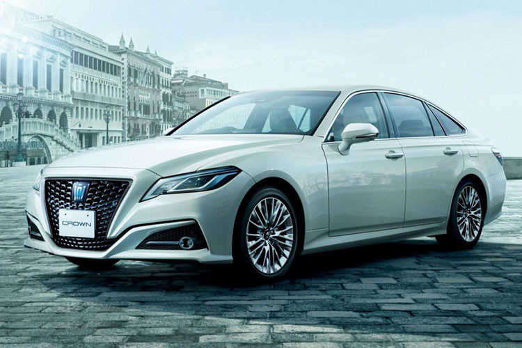 Phiên bản đặc biệt thứ hai là Toyota Crown S Elegance Style III. Bản đặc biệt này được nâng cấp từ bản trang bị Crown S với điểm nhấn là bộ mâm đa chấu 18 inch màu crôm bóng và ngoại thất màu sáng.