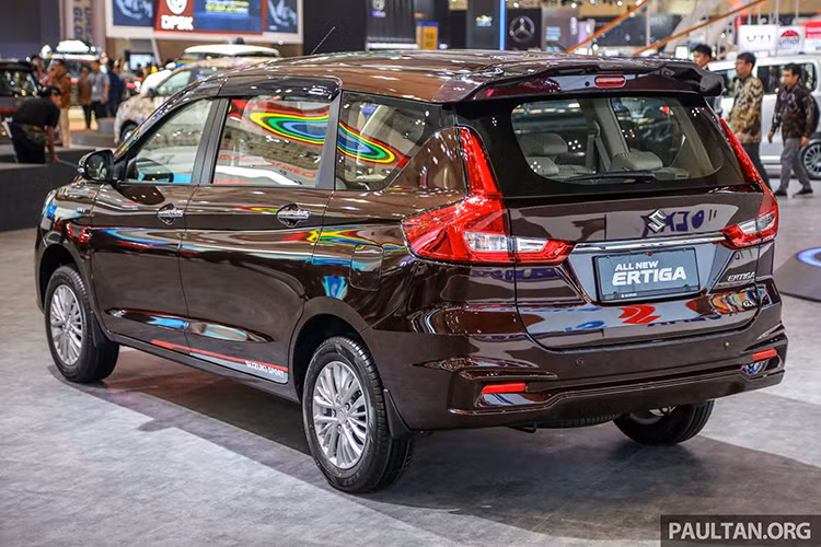 Ở phiên bản mới, dễ nhận thấy Ertiga có ngoại hình khác biệt với bản cũ, vóc dáng dài hơn người tiền nhiệm. Được nới dài hơn 130 mm, mẫu MPV này cũng dài hơn Mercedes B-Class hay BMW 2-Series Active Toure, và tương đương so với với đối thủ Mitsubishi Xpander tại Việt Nam.