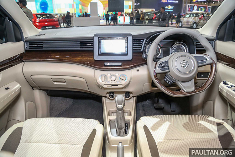 Bên trong nội thất của xe, bảng táp-lô được thiết kế với các đường kẻ ngang và hệ thống giải trí thông tin nổi. Vô-lăng 3 chấu được kế thừa từ mẫu Swift mới, hai ghế trước được thiết kế với hai tông màu be và màu nâu. Ngoài ra, các trang bị nổi bật khác có thể kể đến như cổng sạc 12V cho ghế trước/sau, đầu cắm USB và audio, 4 loa và cảm biến lùi.