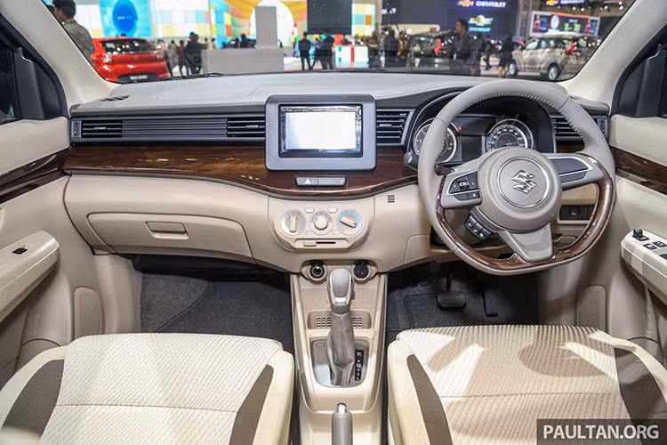 Bên trong nội thất của xe, bảng táp-lô được thiết kế với các đường kẻ ngang và hệ thống giải trí thông tin nổi. Vô-lăng 3 chấu được kế thừa từ mẫu Swift mới, hai ghế trước được thiết kế với hai tông màu be và màu nâu. Ngoài ra, các trang bị nổi bật khác có thể kể đến như cổng sạc 12V cho ghế trước/sau, đầu cắm USB và audio, 4 loa và cảm biến lùi.