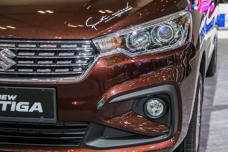 So với phiên bản trước đó, Ertiga mới có thiết kế góc cạnh hơn với cụm đèn pha projector hình thang và lưới tản nhiệt hình lục giác mới. Cản trước cũng được làm lại theo phong cách thể thao hơn với viền hình chữ C bao quanh khe hút gió ở chính giữa. Phía sau xe được trang bị cụm đèn hậu hình chữ L cùng với cột D được sơn đen.