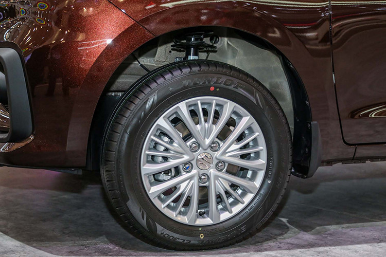 Phía sau phần đuôi Ertiga 2019 của Suzuki có thiết kế vuông vức, gọn gàng và không tạo cảm giác nặng nề, giữ lại tối đa không gian cho người ngồi và không gian chứa đồ nổi bật với cặp đèn hậu LED hình chữ L. Đèn phanh thứ 3 được tích hợp vào cánh lướt gió gắn trên cửa sau xe. Mâm xe thiết kế dạng hợp kim đa chấu, kèm lốp của Dunlop.