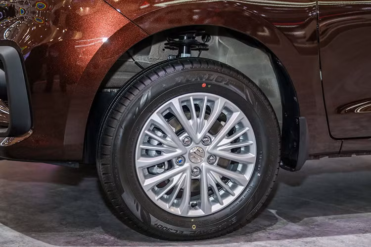 Phía sau phần đuôi Ertiga 2019 của Suzuki có thiết kế vuông vức, gọn gàng và không tạo cảm giác nặng nề, giữ lại tối đa không gian cho người ngồi và không gian chứa đồ nổi bật với cặp đèn hậu LED hình chữ L. Đèn phanh thứ 3 được tích hợp vào cánh lướt gió gắn trên cửa sau xe. Mâm xe thiết kế dạng hợp kim đa chấu, kèm lốp của Dunlop.