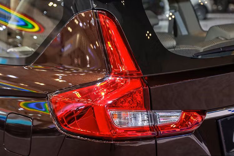 Việc kéo dài giúp xe có thêm không gian cho người ngồi cùng hành lý. Với 3 hàng ghế, xe thoải mái chứa được 7 người. Cụ thể, với thông số chiều dài 4.395 mm, chiều rộng 1.735 mm và cao 1.690 mm, Suzuki Ertiga 2018 dài hơn 130 mm, rộng hơn 40 mm so với đời trước nhưng chiều dài trục cơ sở vẫn là 2.740 mm so với bản tiền nhiềm.