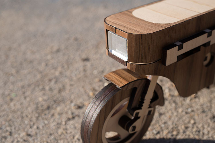 Mô hình chiếc xe máy cắt laser này có 180 miếng ghép khác nhau, hoàn toàn bằng gỗ và có thể được lắp ráp trong khoảng 2 đến 3 giờ là hoàn thành.