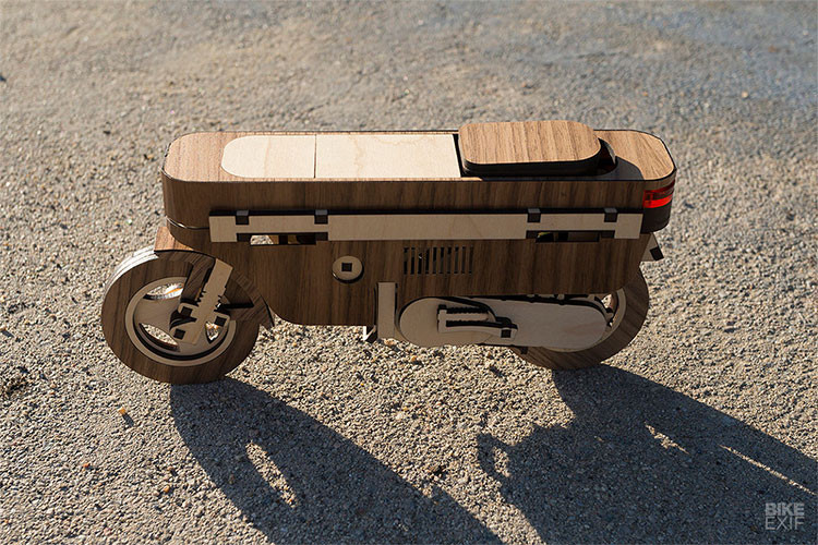 Để đảm bảo sự phù hợp chính xác, nhà thiết kế Kirk Shinmoto của xưởng Kirkshop đã cắt laser từng phần gỗ ra khỏi cây phong và cây óc chó để hoàn thành chiếc xe có một không hai này.