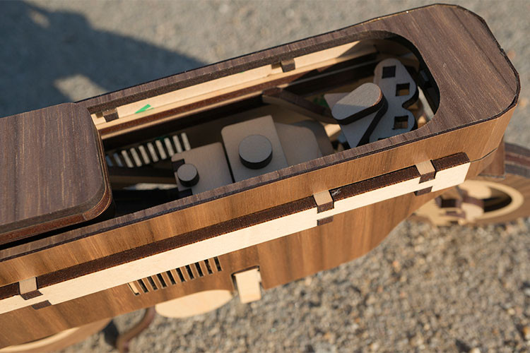 Mặc dù chỉ là một mẫu xe mô hình, tuy nhiên xe máy Laser Compo thậm chí còn được xưởng độ trang bị cho nó bánh xe lăn và tay lái, ghế gập... 