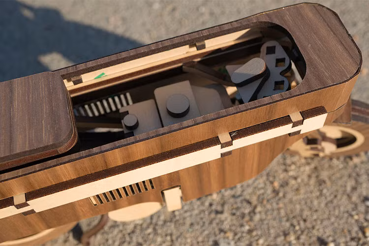 Mặc dù chỉ là một mẫu xe mô hình, tuy nhiên xe máy Laser Compo thậm chí còn được xưởng độ trang bị cho nó bánh xe lăn và tay lái, ghế gập... 