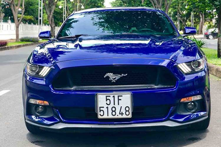 Các điểm khác biệt chính của Ford Mustang GT 5.0 so với các phiên bản khác xuất hiện trên thị trường chính là lưới tản nhiệt chia làm 3 khoang (khoang giữa rộng nhất với logo ngựa hoang), đèn pha thanh mảnh hơn, nắp capo góc cạnh. Xe được trang bị bộ mâm 5 chấu kép nhằm "ăn khớp" với các đường nét cơ bắp và mạnh mẽ ở tổng thể của xe. 