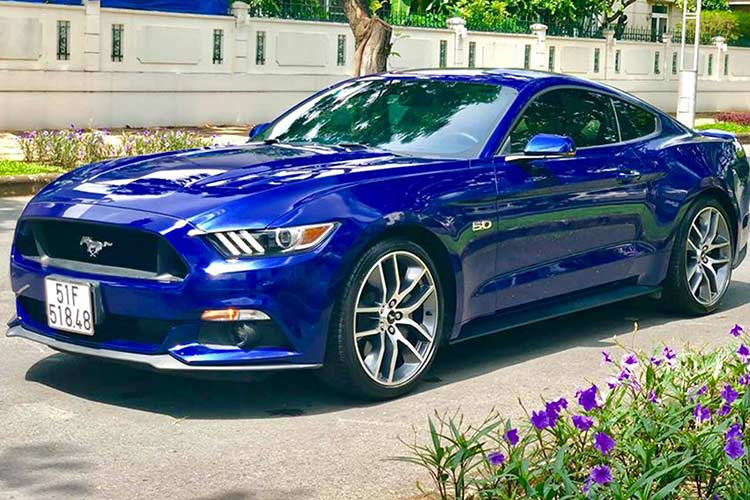 Nổi bật với màu sơn Xanh Dương (Deep Impact Blue Metallic), chiếc Ford Mustang GT V8 5.0L đời 2016 này hiện đã lăn bánh được khoảng 13.xxx dặm trước khi được rao bán. Được biết, xe được chủ nhân tại TP HCM "thách cưới" nó với mức giá không dưới 2,7 tỷ đồng.