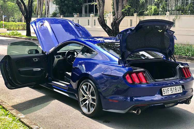 Xe được trang bị động cơ V8 đậm chất xe cơ bắp Mỹ với dung tích 5.0L (4.951cc) hút khí tự nhiên (N/A) với công nghệ đóng mở van nạp và xả biến thiên (Ti-VCT) cho công suất tối đa 435 mã lực tại vòng tua máy 6.500 v/p và mô-men xoắn cực đại 542Nm tại vòng tua 4.250 v/p.