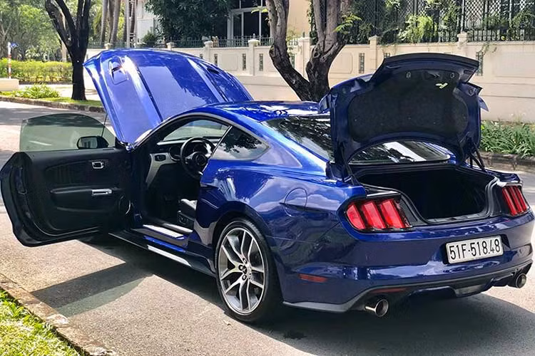 Xe được trang bị động cơ V8 đậm chất xe cơ bắp Mỹ với dung tích 5.0L (4.951cc) hút khí tự nhiên (N/A) với công nghệ đóng mở van nạp và xả biến thiên (Ti-VCT) cho công suất tối đa 435 mã lực tại vòng tua máy 6.500 v/p và mô-men xoắn cực đại 542Nm tại vòng tua 4.250 v/p.