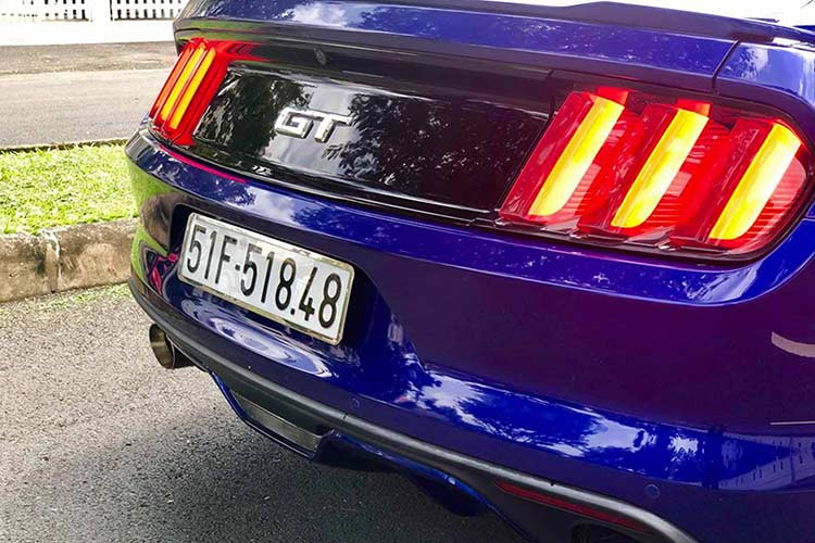 Phía bên trong cabin xe, khoang lái của Mustang GT 5.0 được lấy cảm hứng từ máy bay với thiết kế tương tự nhưng ứng dụng vật liệu chất lượng cao hơn và chuyển số dễ dàng hơn. Bảng táp-lô của chiếc xe Ford Mustang Coupe một lần nữa lấy cảm hứng từ các đời Mustang cổ với thiết kế chia tách thành 2 phần rõ rệt.