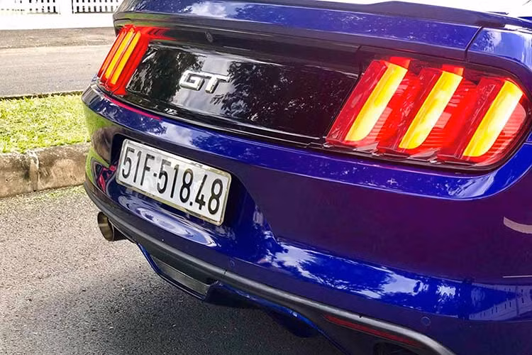 Phía bên trong cabin xe, khoang lái của Mustang GT 5.0 được lấy cảm hứng từ máy bay với thiết kế tương tự nhưng ứng dụng vật liệu chất lượng cao hơn và chuyển số dễ dàng hơn. Bảng táp-lô của chiếc xe Ford Mustang Coupe một lần nữa lấy cảm hứng từ các đời Mustang cổ với thiết kế chia tách thành 2 phần rõ rệt.