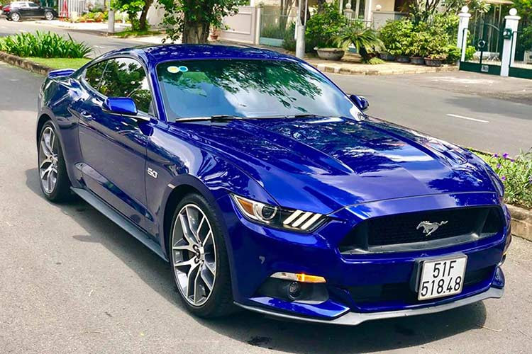Ford Mustang là một dòng xe thể thao mang tính biểu tượng, hiện tại có rất nhiều ''ngựa hoang'' được đưa về nước với đầy đủ các phiên bản và nhiều đời khác nhau từ cổ điển cho đến phiên bản 2018 mới nhất hiện nay. Mới đây, một chiếc Ford Mustang GT đời 2016 máy V8 5.0L N/A hàng hiếm tại Việt Nam đang được rao bán tại TP HCM.