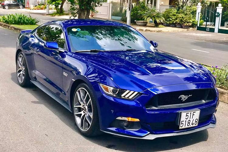 Ford Mustang là một dòng xe thể thao mang tính biểu tượng, hiện tại có rất nhiều ''ngựa hoang'' được đưa về nước với đầy đủ các phiên bản và nhiều đời khác nhau từ cổ điển cho đến phiên bản 2018 mới nhất hiện nay. Mới đây, một chiếc Ford Mustang GT đời 2016 máy V8 5.0L N/A hàng hiếm tại Việt Nam đang được rao bán tại TP HCM.