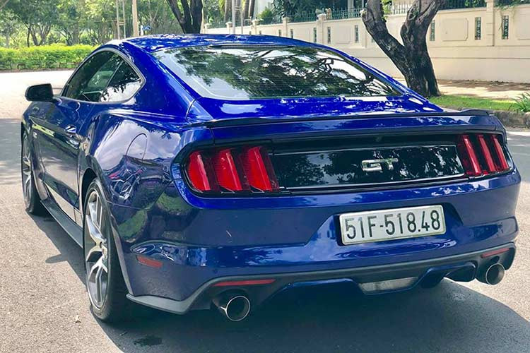 Sức mạnh được truyền xuống cầu sau (RWD) sử dụng bộ vi sai chống trượt Torsen thông qua hộp số tự động 6 cấp (6 AT), bên cạnh đó xe còn có phiên bản sử dụng hộp số sàn 6 cấp (6 MT). Nhờ đó, Mustang GT 2016 chỉ mất 4,6 giây để ''đề'' từ 0 - 100k/h trước khi đạt tốc độ tối đa 264 km/h.