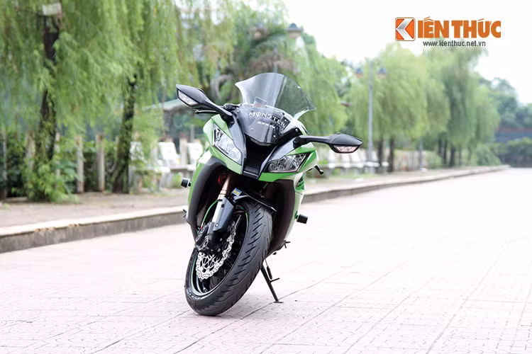 Các phiên bản từ năm 2011 trở lại đây, Kawasaki đã nâng chiều dài cơ sở của chiếc xe lên 1.425 mm (+10 mm), trong khi độ cao yên xe được hạ thấp xuống còn 813 mm (-17 mm).