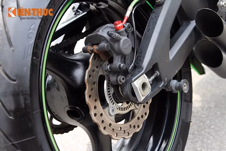 Bộ lốp thể thao cỡ lớn của xe có kích thước lốp trước 120/70-ZR17 và lốp sau 190/55-ZR17. 