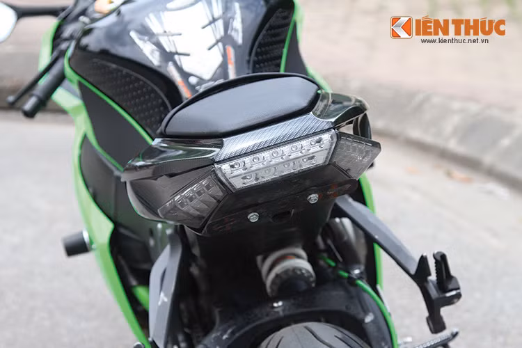 Xe sở hữu đèn hậu dạng led cùng cặp xi nhan sau vuốt trọn hai bên đuôi xe hoàn toàn khác biết.