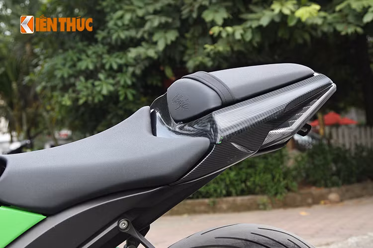 Từ bình xăng kéo theo yên xe đôi, đuôi xe được thiết kế vát nhọn dần về phía sau mang âm hưởng của những chiếc siêu môtô tại giải đua GP.