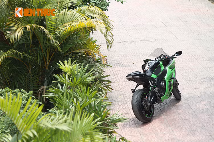 Công nghệ chống trượt bánh khi dồn số gấp (Slipper clutch) cũng được trang bị trên ZX-10R bắt đầu từ phiên bản 2011.