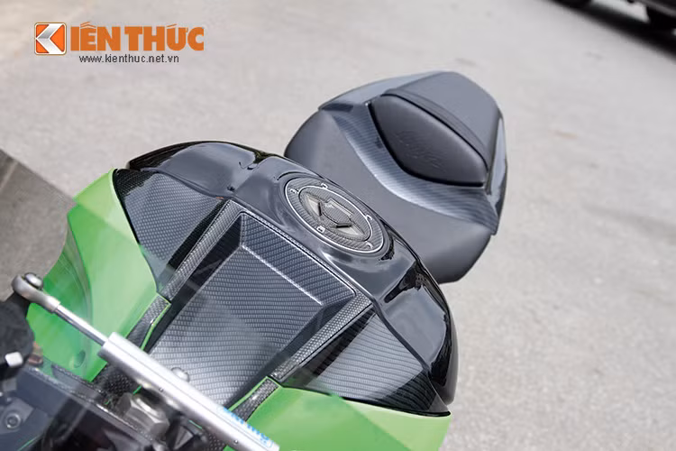 Với trọng lượng khô là 198 kg cùng chiều cao yên đã được hạ thấp, ZX-10R sẽ phù hợp hơn nếu người cầm lái cao khoảng trên 1m70.