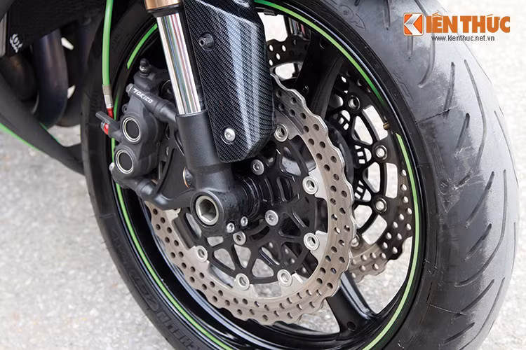 Do sử dụng cụm phanh của Tokico nên ZX-10R bị đánh giá về phanh thấp hơn so với S1000RR của BMW (Brembo).