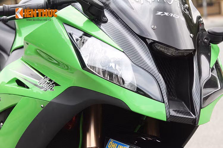 Phần đầu xe mang tính khí động học cao. Khe hút gió nằm chính giữa hệ thống đèn chiếu sáng, kính chắn gió phía trên lớn hơn.