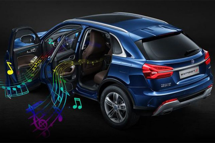 Bên trong nội thất, các chi tiết như nút bấm và lỗ thông hơi máy lạnh cũng cố làm giống các thương hiệu đình đám thế giới, nhưng độ hoàn thiện thì chỉ ở mức độ hạng trung. Tuy nhiên, danh sách trang bị của Traum Meet 3 lại có một thứ mà nhà sản xuất xe Trung Quốc tin tưởng rằng giới trẻ xứ tỷ dân rất mê đó chính là bộ dàn hát Karaoke.