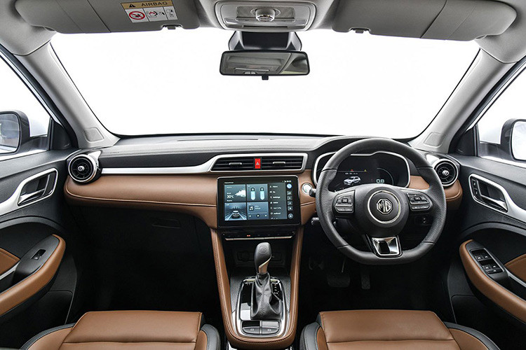 Bên cạnh đó, theo chia sẻ của tư vấn bán hàng, MG HS sẽ được trang bị động cơ tăng áp, dung tích 2.0L, kết hợp với hộp số tự động ly hợp kép 7 cấp sản sinh công suất tối đa 225 mã lực và mô-men xoắn cực đại đạt 360Nm.