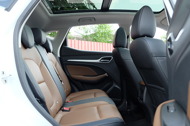 Các trang bị khác như; cảm biến áp suất lốp TPMS, chức năng làm khô phanh đĩa BDW, cảnh báo điểm mù BSD, cảnh báo mở cửa an toàn DOW, cảnh báo phương tiện cắt ngang phía sau RCTA, hỗ trợ chuyển làn LCA và 6 túi khí.