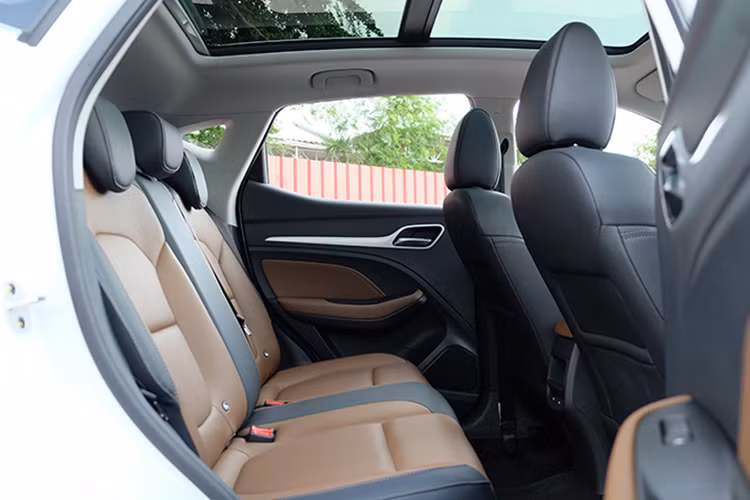 Các trang bị khác như; cảm biến áp suất lốp TPMS, chức năng làm khô phanh đĩa BDW, cảnh báo điểm mù BSD, cảnh báo mở cửa an toàn DOW, cảnh báo phương tiện cắt ngang phía sau RCTA, hỗ trợ chuyển làn LCA và 6 túi khí.