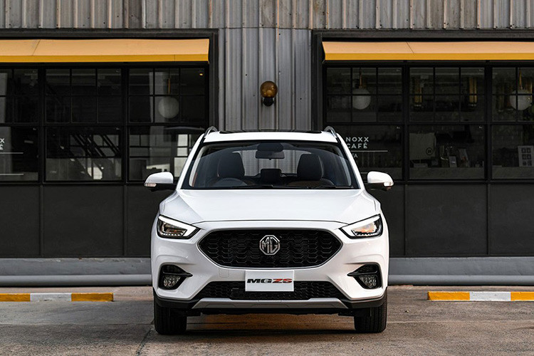 Nếu so với các đối thủ cùng phân khúc, giá xe MG ZS mới sẽ thấp hơn dự kiến và được xem là tương đối hấp dẫn nhưng mức khởi điểm của MG HS lại không chênh lệch nhiều với các mẫu xe đến từ Nhật Bản, Hàn Quốc trên thị trường Việt Nam hiện nay.