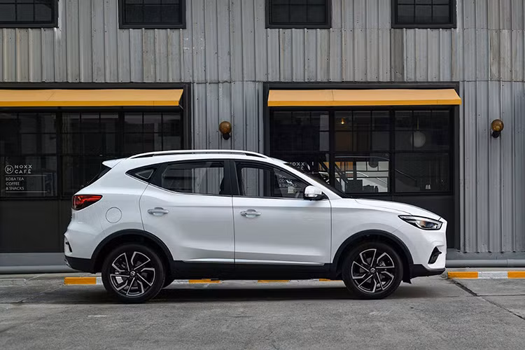 Theo đó, các tư vấn bán hàng đã bắt đầu chào khách đặt cọc cho bộ đôi này với mức giá khởi điểm xe MG từ 500 triệu đồng cho mẫu SUV đô thị cỡ B mang tên ZS. Trong khi đó, giá dự kiến của Crossover cỡ C MG HS theo một số nguồn tin trước đó sẽ khởi điểm từ 800 triệu đồng.