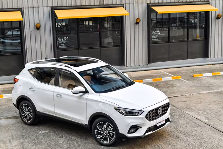 Nội thất bên trong tương đối khỏe khoắn với logo 3 chấu vát đáy, màn hình giải trí 8 inch đặt liền vào táp-lô nhưng có hỗ trợ kết nối Apple CarPlay, ghế ngồi bọc da màu đen thêu chỉ đỏ và đương nhiên không thiếu cửa sổ trời toàn cảnh cùng bộ lọc không khí. Các trang bị an toàn gồm có cân bằng điện tử, khởi hành ngang dốc, camera lùi và 6 túi khí an toàn.