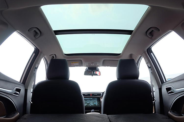 Nội thất có một số trang bị hấp dẫn như màn hình giải trí dạng cảm ứng kích cỡ 10,1 inch có hỗ trợ kết nối Apple CarPlay và Android Auto, bảng đồng hồ kỹ thuật số kích cỡ 12,3 inch, đèn trang trí nội thất, ghế bọc da thiết kế thể thao, cửa sổ trời toàn cảnh Panorama và hệ thống lọc không khí.