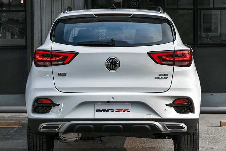 Là các sản phẩm nhập khẩu về Việt Nam, bộ đôi MG ZS và MG HS sẽ có phần thua thiệt do các đa phần các đối thủ đều được lắp ráp trong nước và đều thuộc diện hưởng ưu đãi giảm 50% lệ phí trước bạ cho đến hết năm nay theo Nghị định 70/2020/NĐ-CP. Chính vì thế, các tư vấn bán hàng của MG ở thời điểm hiện tại đều chào khách đặt cọc với ưu đãi hỗ trợ 50% lệ phí trước bạ và tặng 5 lần bảo dưỡng miễn phí toàn phần.