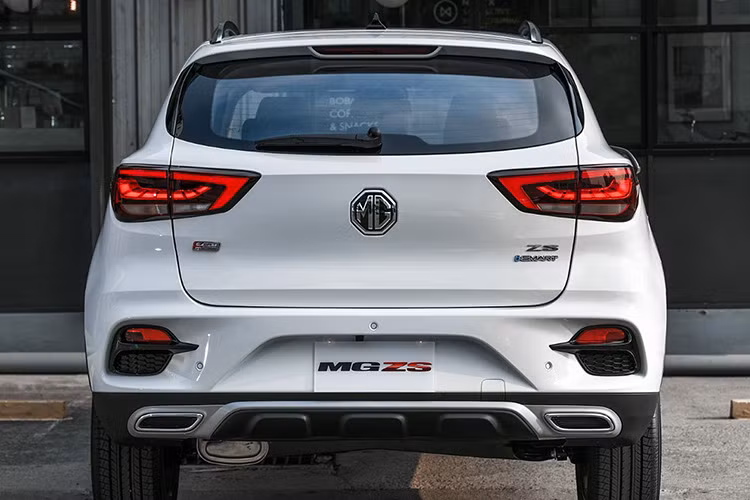 Là các sản phẩm nhập khẩu về Việt Nam, bộ đôi MG ZS và MG HS sẽ có phần thua thiệt do các đa phần các đối thủ đều được lắp ráp trong nước và đều thuộc diện hưởng ưu đãi giảm 50% lệ phí trước bạ cho đến hết năm nay theo Nghị định 70/2020/NĐ-CP. Chính vì thế, các tư vấn bán hàng của MG ở thời điểm hiện tại đều chào khách đặt cọc với ưu đãi hỗ trợ 50% lệ phí trước bạ và tặng 5 lần bảo dưỡng miễn phí toàn phần.
