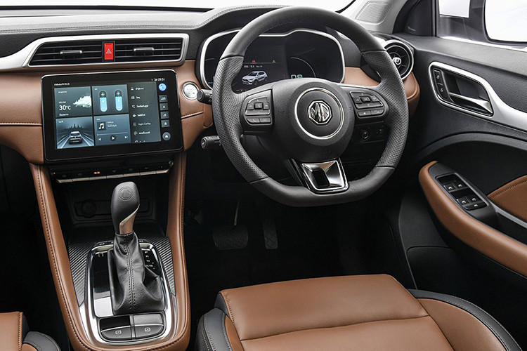 Đồng thời, MG HS sẽ có khá nhiều trang bị an toàn, bao gồm: cân bằng điện tử VDC, chống trượt TCS, phanh ABS, phanh EBD, kiểm soát phanh góc cua CBC, khóa vi sai điện XDS, chống lật ARP, hỗ trợ khởi hành ngang dốc HHC, hỗ trợ đổ đèo HDC...