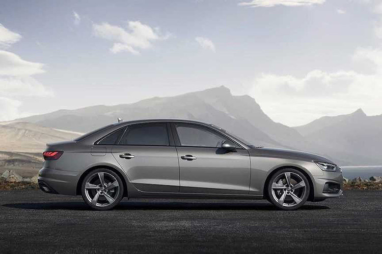 Ngay từ thiết kế, có thể thấy ngay Audi A4 2020 mới đã sở hữu thiết kế phần đầu mới mẻ với đèn pha nay đã có hình tứ giác đều - không còn phần "móc câu" ở bên dưới như các phiên bản cũ. Nằm chính giữa phần đầu xe là lưới tản nhiệt Singleframe đặc trưng với chiều rộng lớn hơn trước đây.